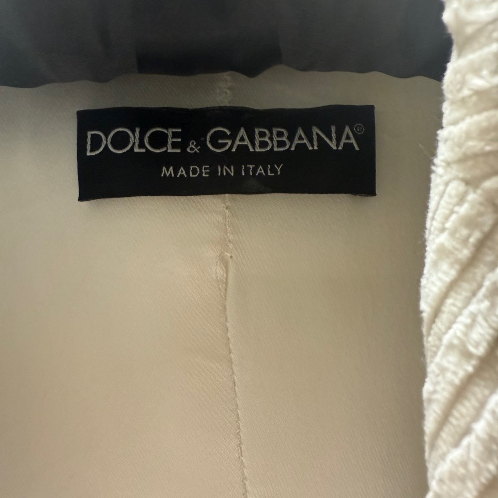 Dolce Gabbana white corduroy vintage pantsuit with matching hat. - Picture 4 of 15